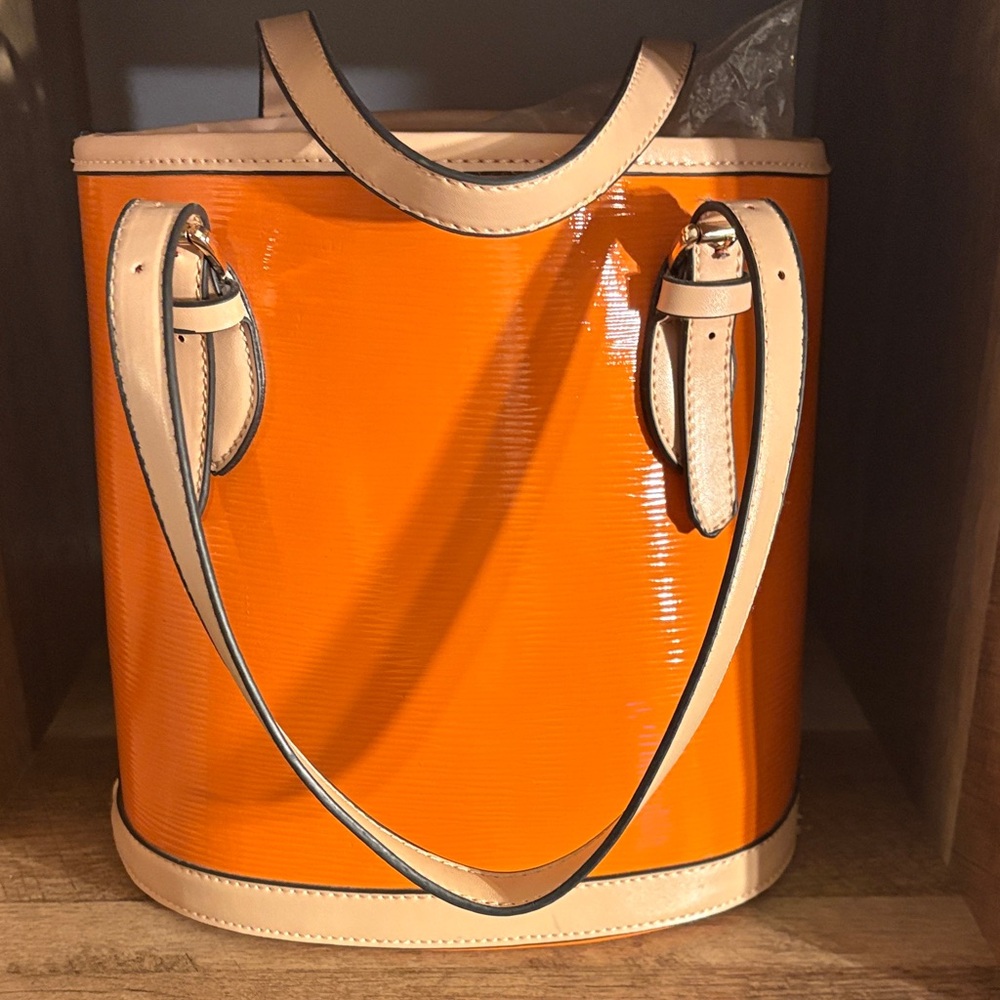 Orange 🍊 Bucket Bag W/wrislet